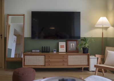 “半墙主义”+ 原木色的北欧复古之家